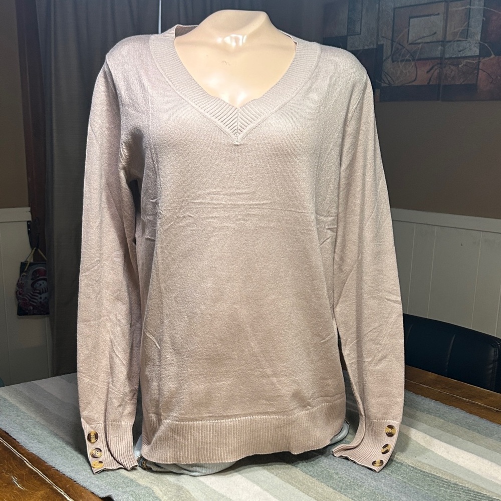 WIHOLL Elegant Beige V-Neck Sweater with Button Accents/ L